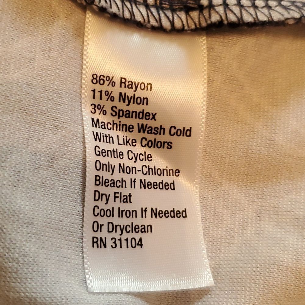 Crown & Ivy Women's Sleeveless Split Neck Printed Top Size Small - Picture 8 of 8